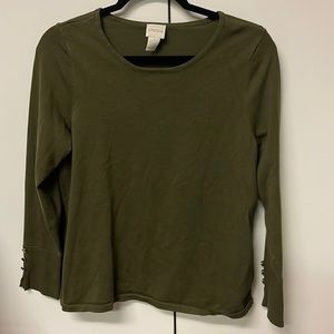 𝅺CHICO’S lightweight knit top with buttons at the wrist. Like new.